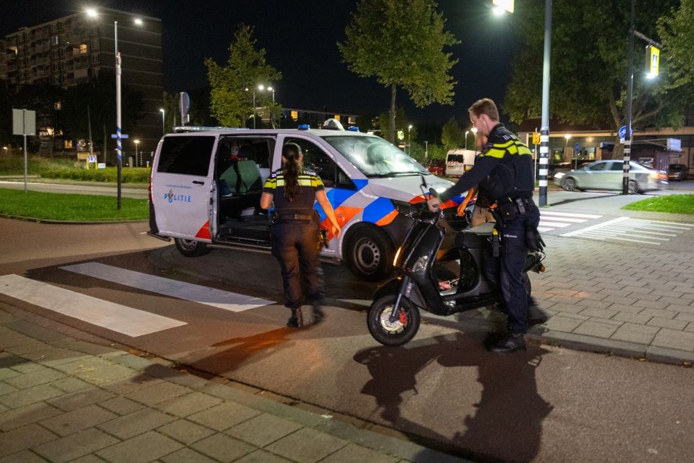 Automobilist rijdt door na aanrijding met scooter