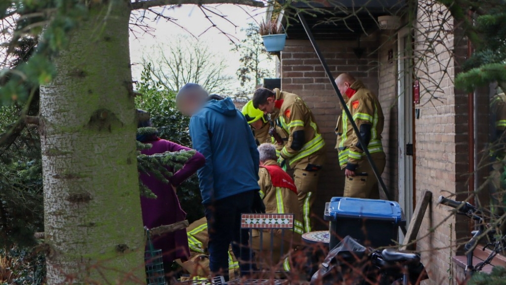 De brandweer moest de postbode uit het gat bevrijden