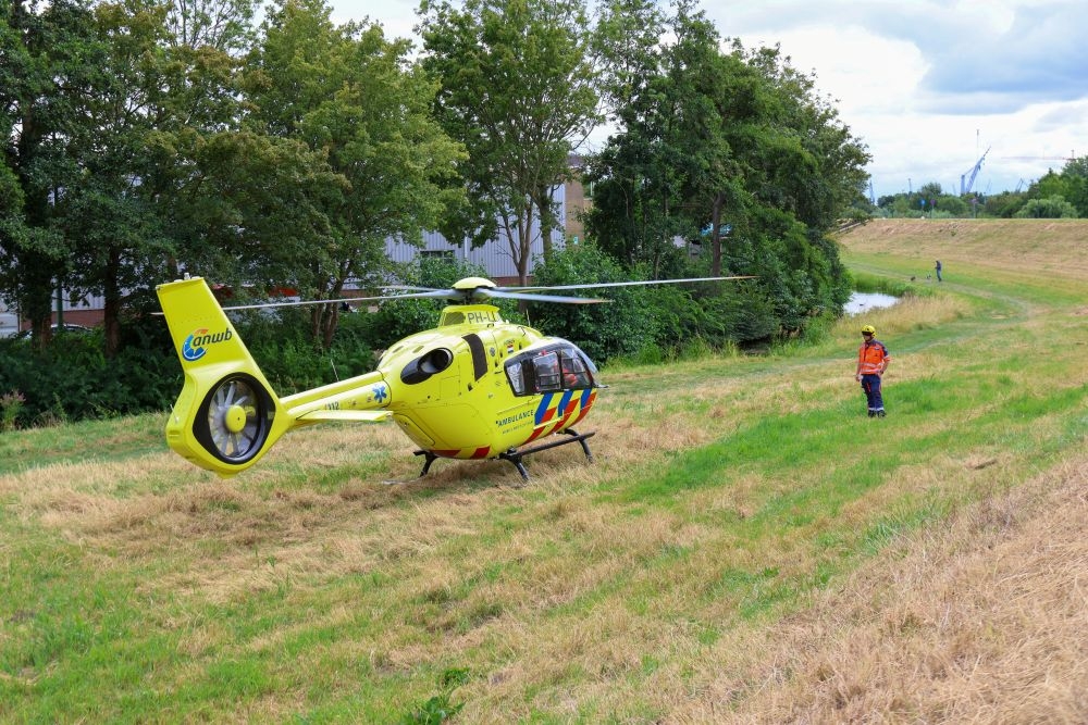 Traumahelikopter landt naast Maassluisedijk voor medische noodsituatie