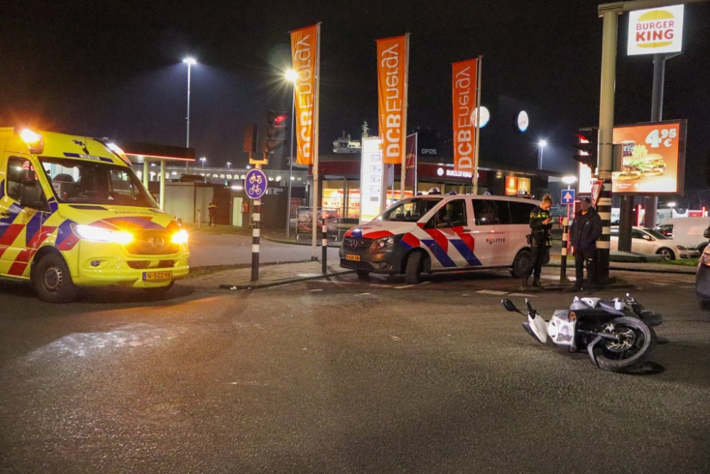 Automobilist rijdt door na aanrijding met scooter in Vlaardingen