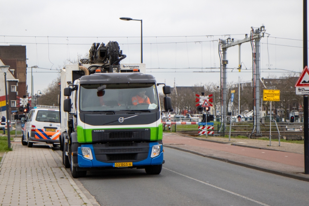 Metroverkeer urenlang gestremd: vrachtwagen rijdt bovenleiding stuk