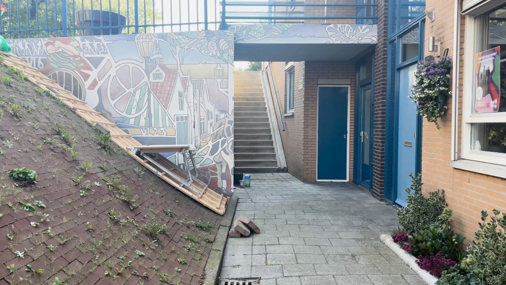 Lelijke kale muur in Vlaardingen krijgt make-over met kleurrijke muurschildering