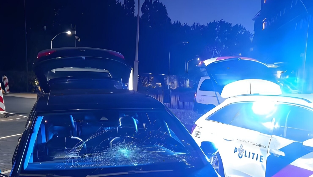 Auto rijdt na achtervolging door politie slagboom ziekenhuis eruit
