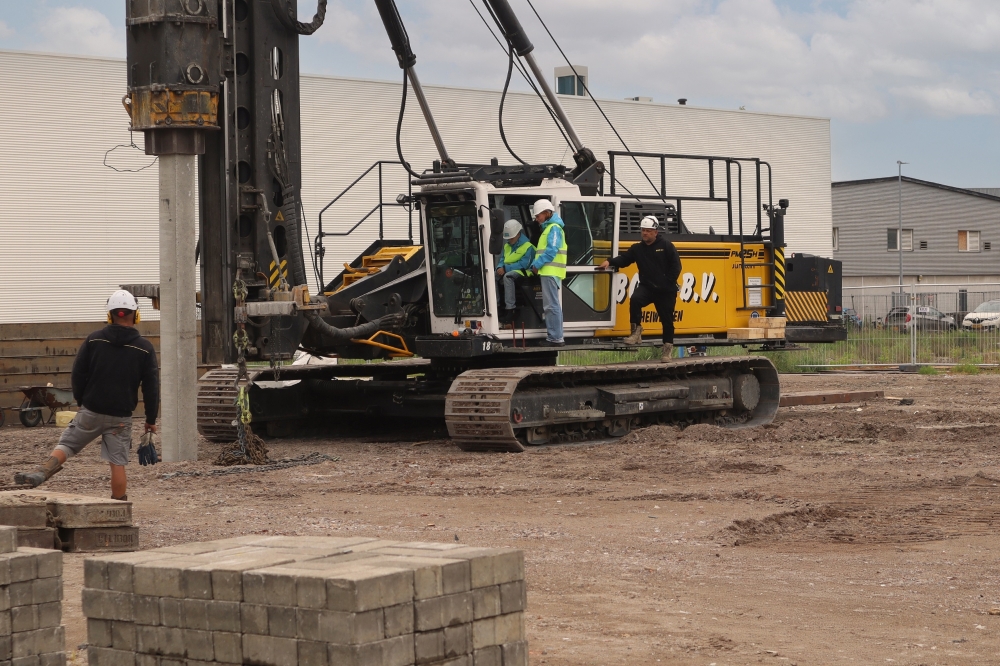 De start van de bouw van een nieuw bedrijfspand in de Spaanse Polder