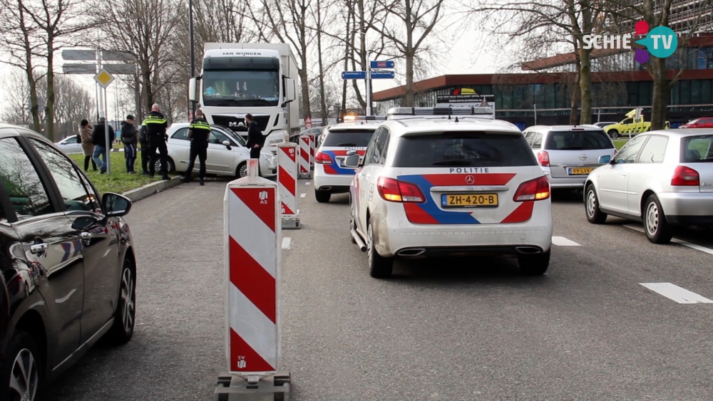 Vrachtwagen schept personenauto op Hargalaan