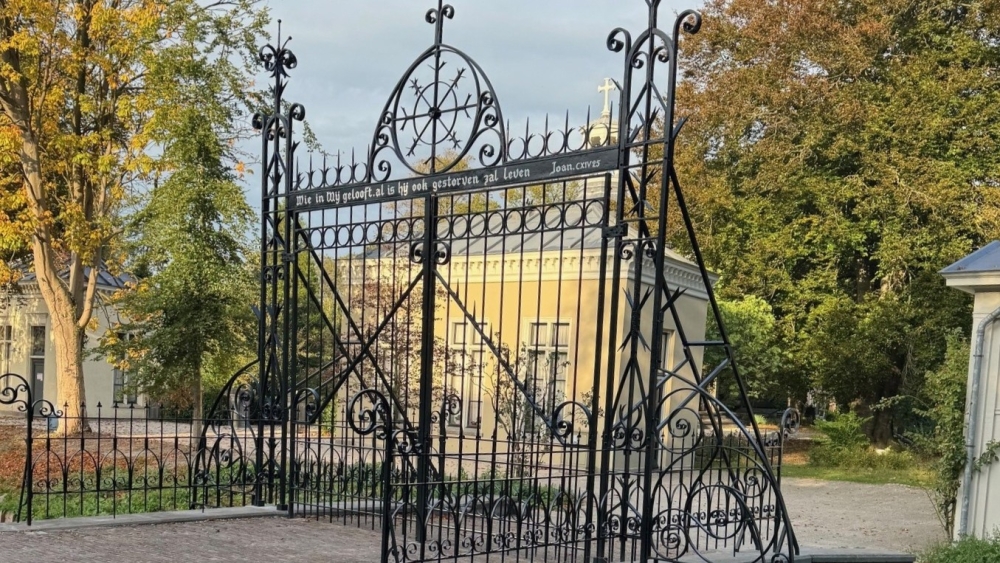 Monumentale bruggen en hekken hersteld op begraafplaats Vlaardingerdijk in Schiedam