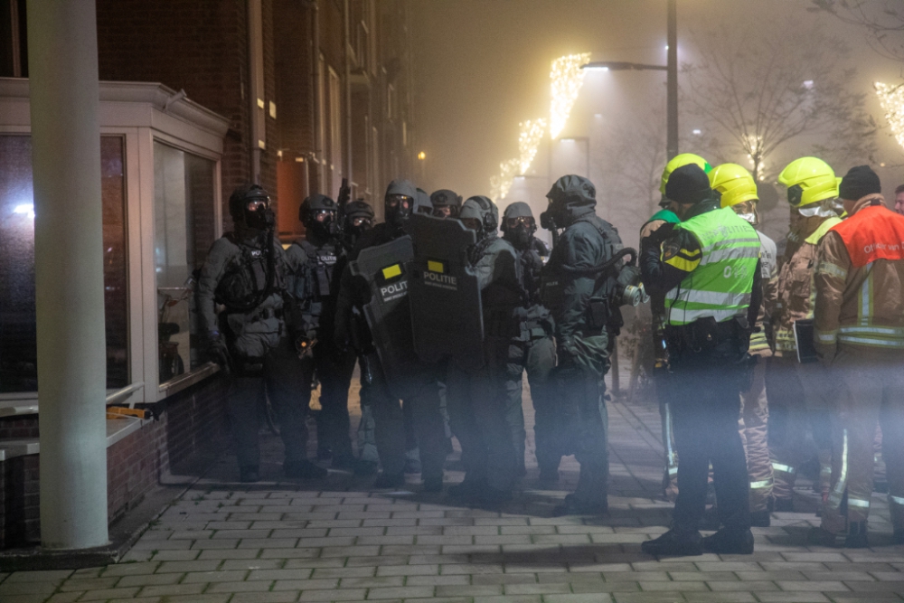 Arrestatieteam valt woning in Oost binnen, twee arrestaties, gaat vermoedelijk om drugslab