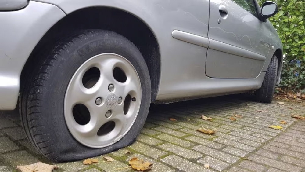 Man aangehouden die in Schiedam de banden van tientallen auto&#039;s lek prikte