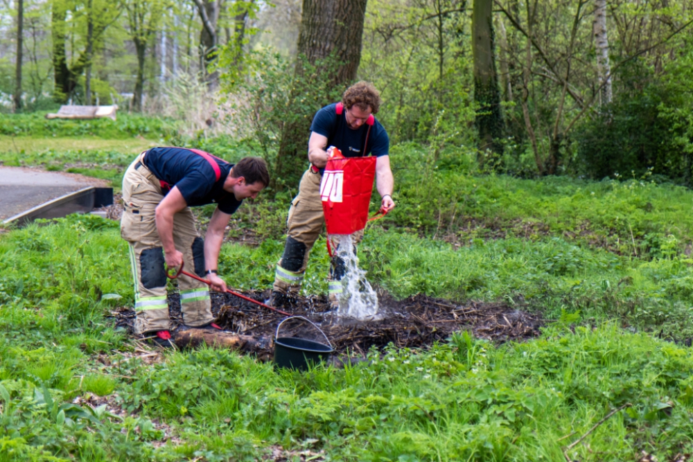 Brandje geblust met boodschappentas