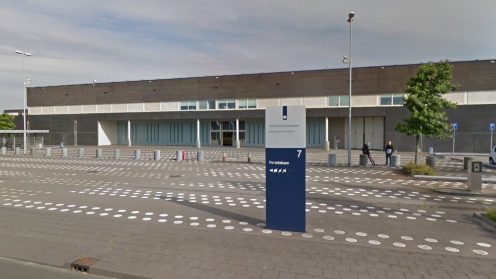 Geladen revolver in auto van verdachte (19) die pakket over gevangenismuur gooide