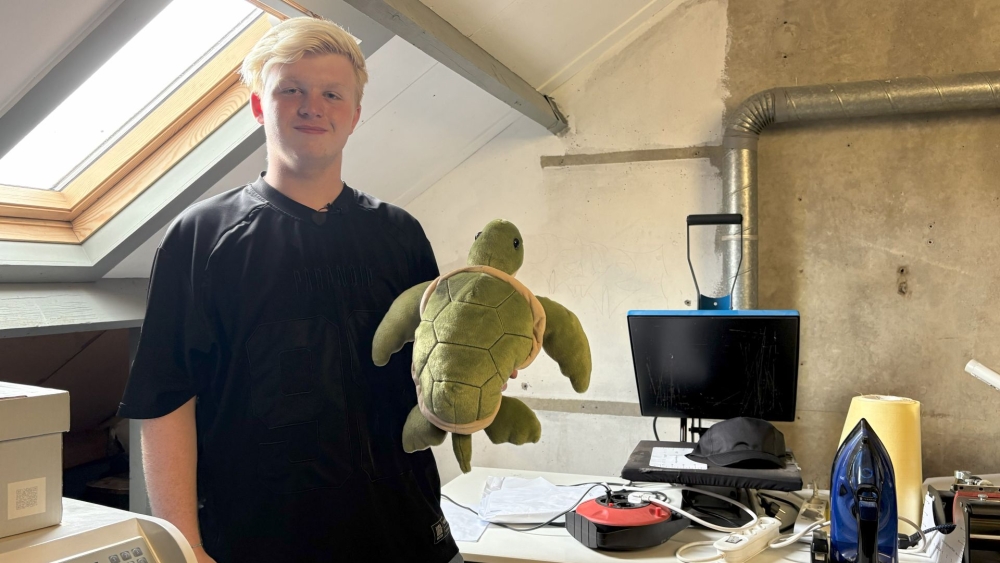 Matthew (15) redt woning met schildpadknuffel: ‘Anders verlies ik mijn huis’