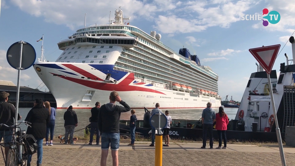 Enorm cruiseschip vertrekt uit haven bij Schiedam