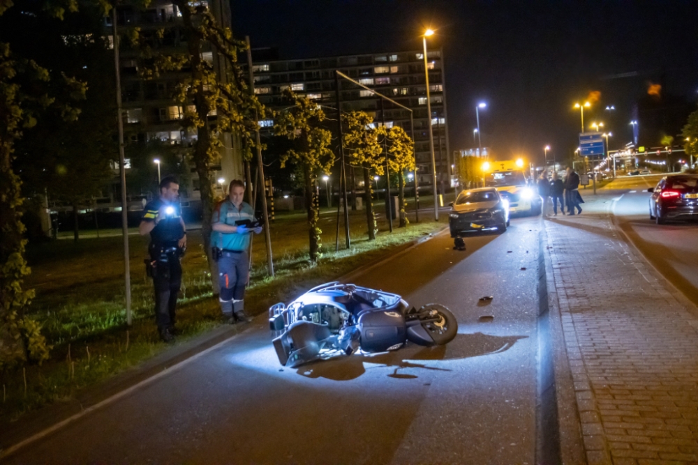 Scooterrijdster gewond bij aanrijding met auto in Schiedam