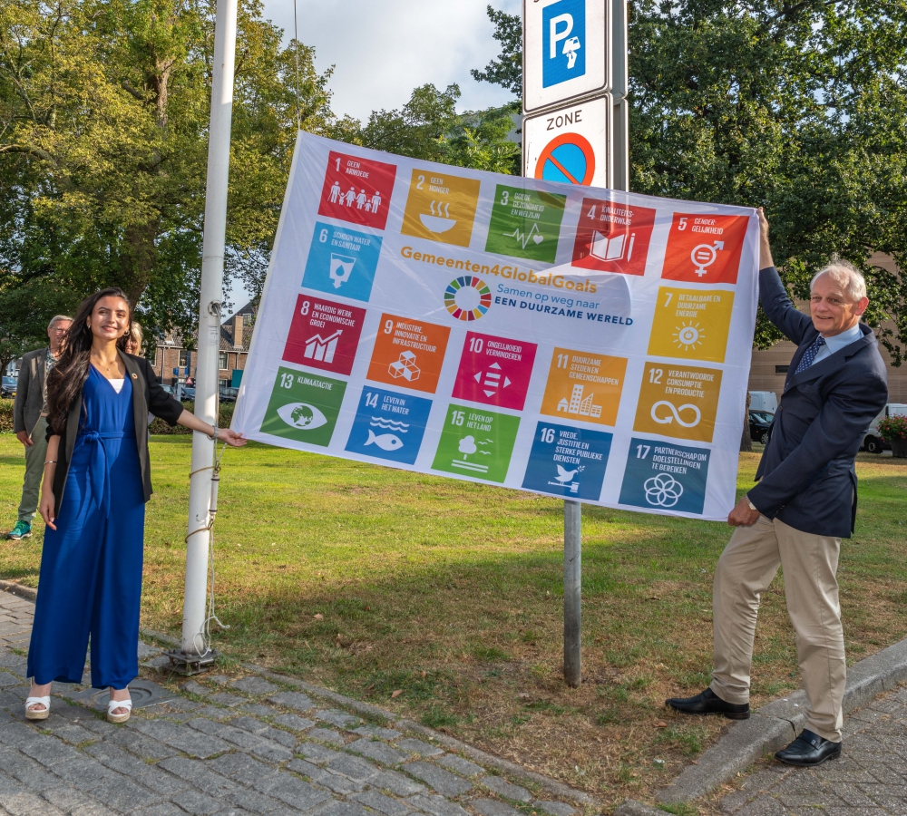 Burgemeester hijst vlag voor duurzaamheidsdoelen