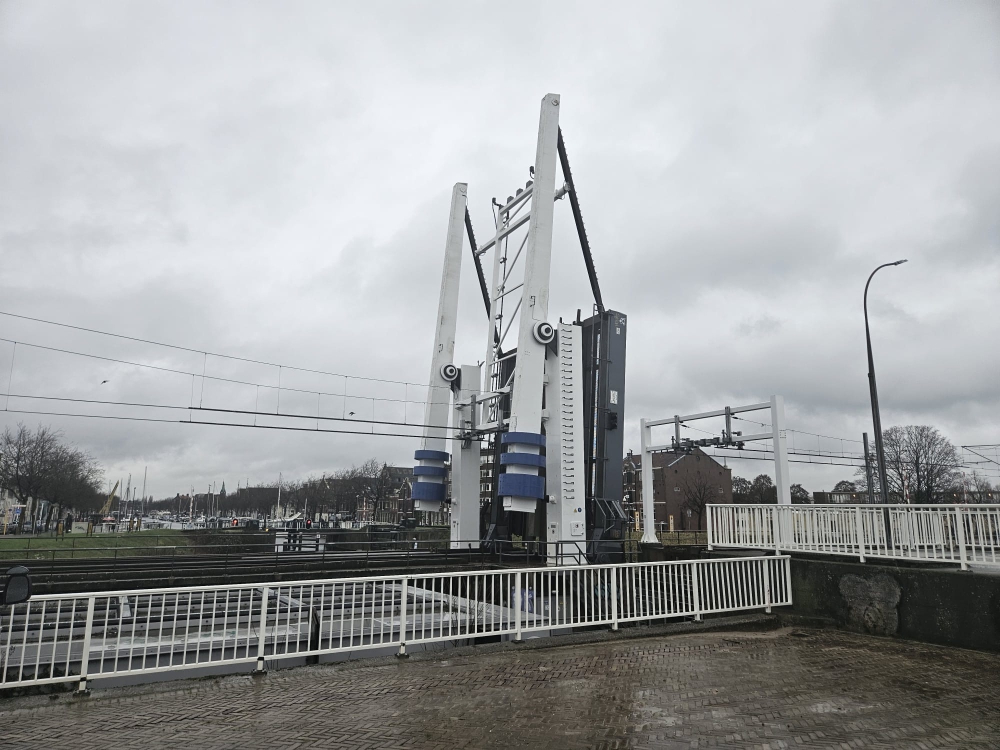 Spoorbrug Vlaardingen Centrum weer omlaag, dienstregeling snel weer op normale niveau