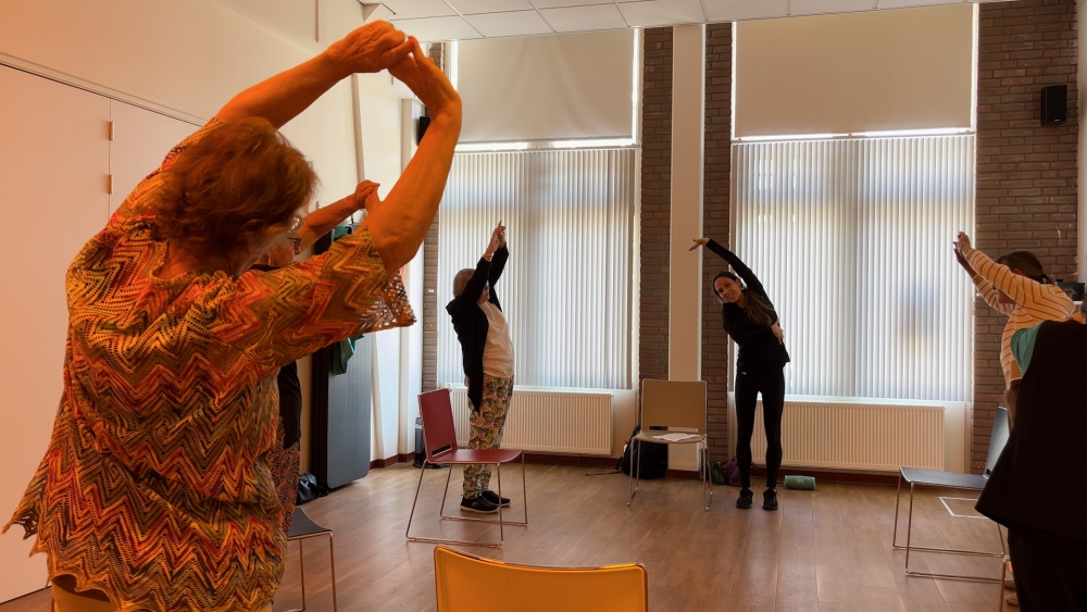 Stoelyoga geeft ouderen niet alleen een uitje, maar houdt ze juist in beweging
