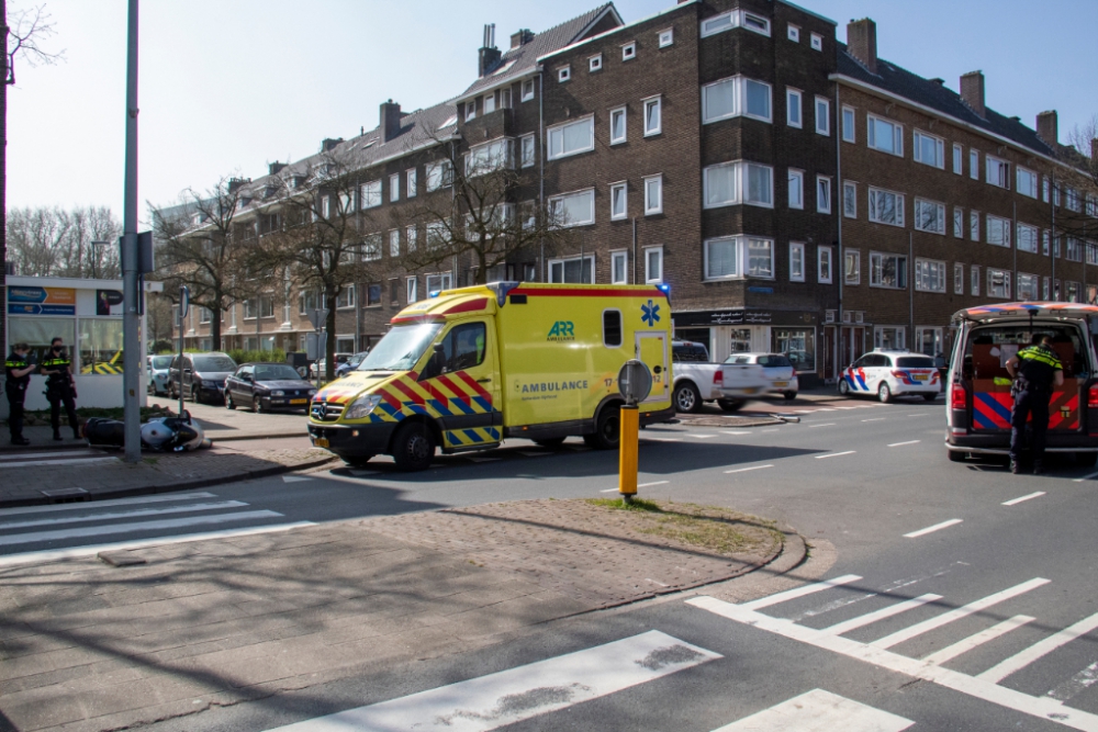 Motorrijder gewond bij aanrijding op Burgemeester Knappertlaan