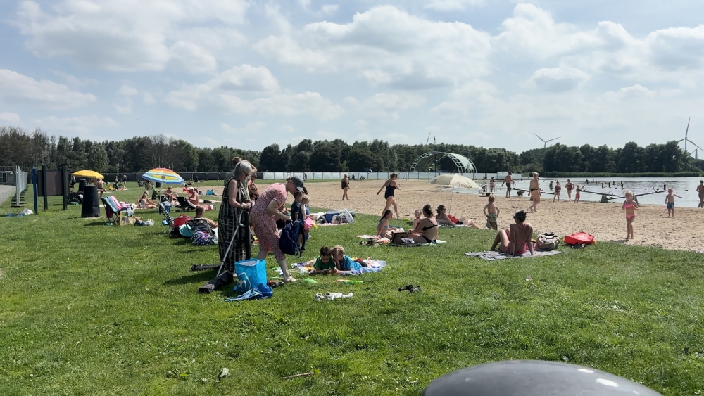 Verhitte Vlaardingers duiken voor verkoeling de blauwalgvrije Krabbeplas in