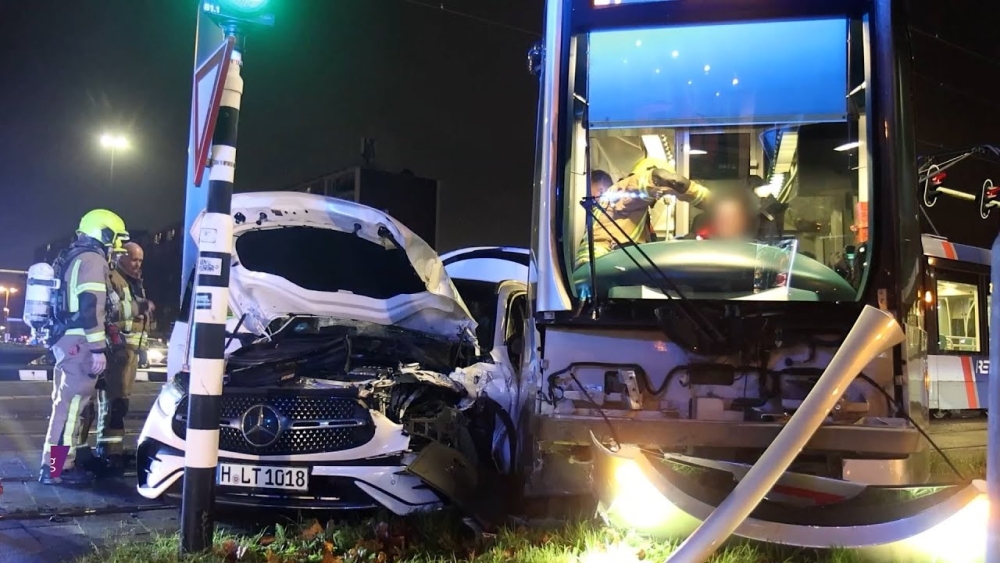 Ernstige aanrijding tussen tram en auto: meerdere gewonden