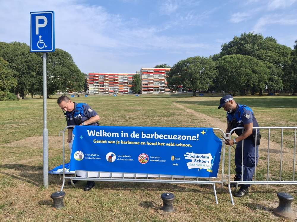 Gemeente verwijdert deel barbecuehekken na klachten, hekken aan zijkant blijven staan