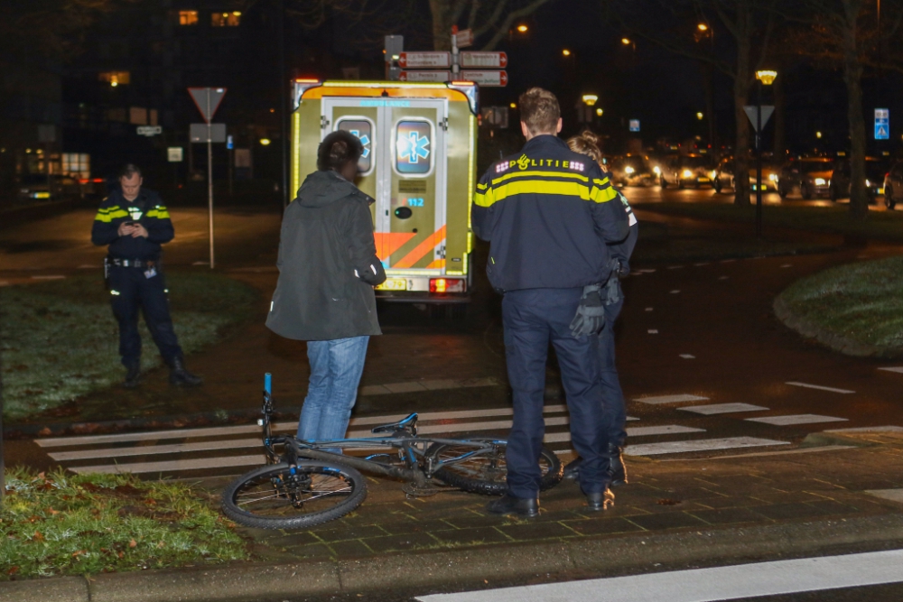 Scholier gewond bij aanrijding op rotonde bij Vijfsluizen