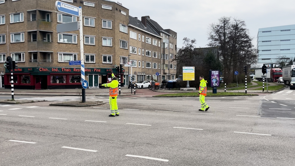 Stoplichten bij Vijfsluizen uit voor verkeersregelaars in opleiding