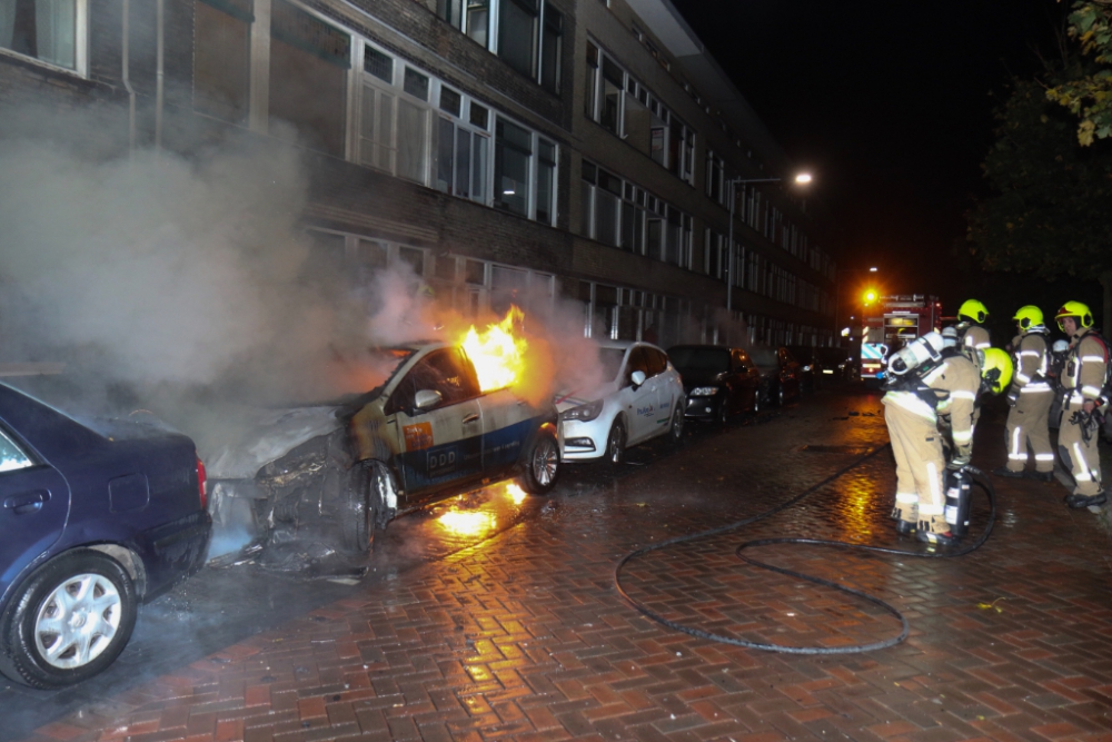 Vier auto&#039;s in brand gestoken