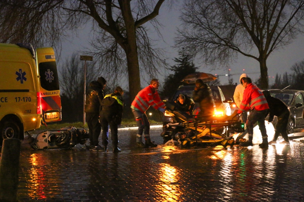 Scooterrijder raakt gewond bij aanrijding met auto op Maassluisedijk