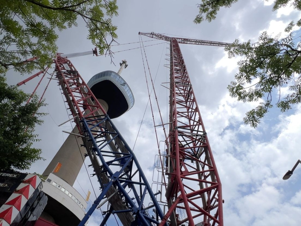Schiedamse kraan van Mammoet torent uit boven Rotterdamse Euromast
