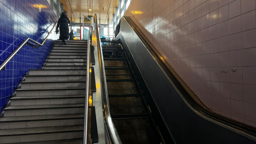 Roltrap bij station al acht weken defect, herstel duurt nóg acht weken