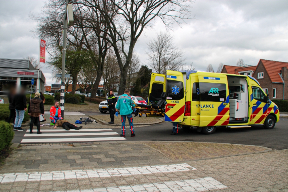 Man met rollator komt ten val