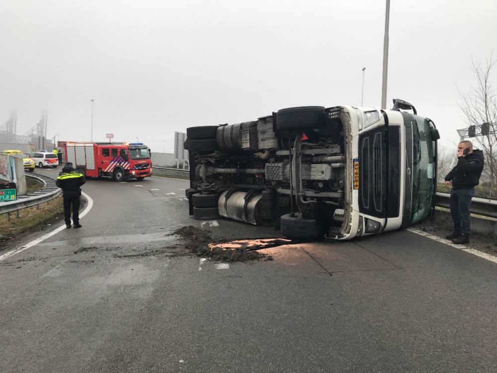 Vrachtwagen gekanteld in bocht A4