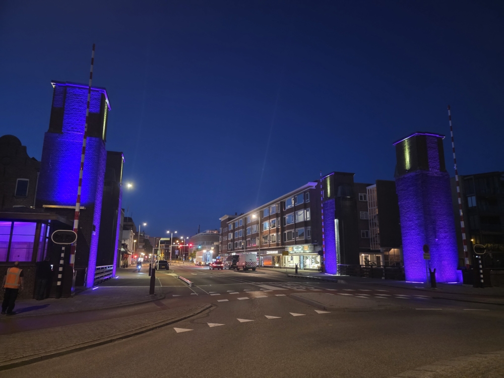 Verlichting Oranjebrug brandt nu echt en zorgt voor paars-gele kleuren
