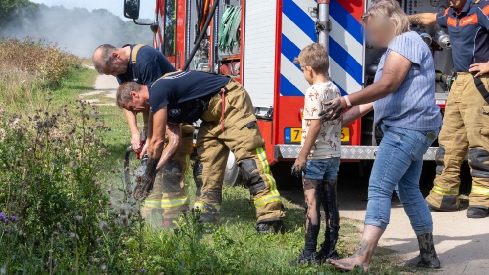 Jongen (7) vast in modder Broekpolder, brandweer bevrijdt hem snel