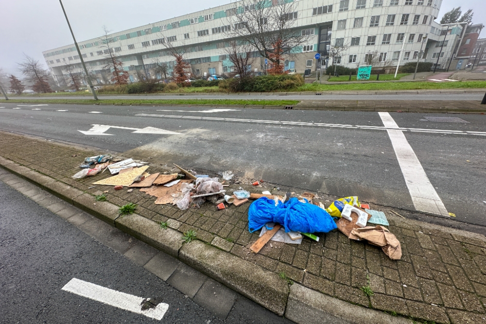 Rijbaan Horvathweg was geblokkeerd door afgevallen lading