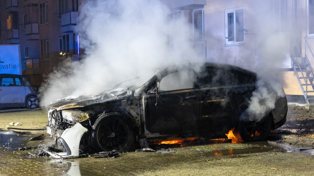 Geparkeerde auto uitgebrand aan de Goudenregenstraat in Vlaardingen