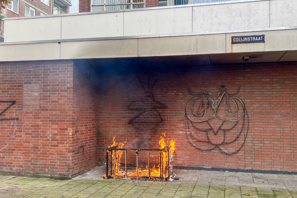 Grofvuil in brand gestoken tegen gevel gebouw in Nieuwland