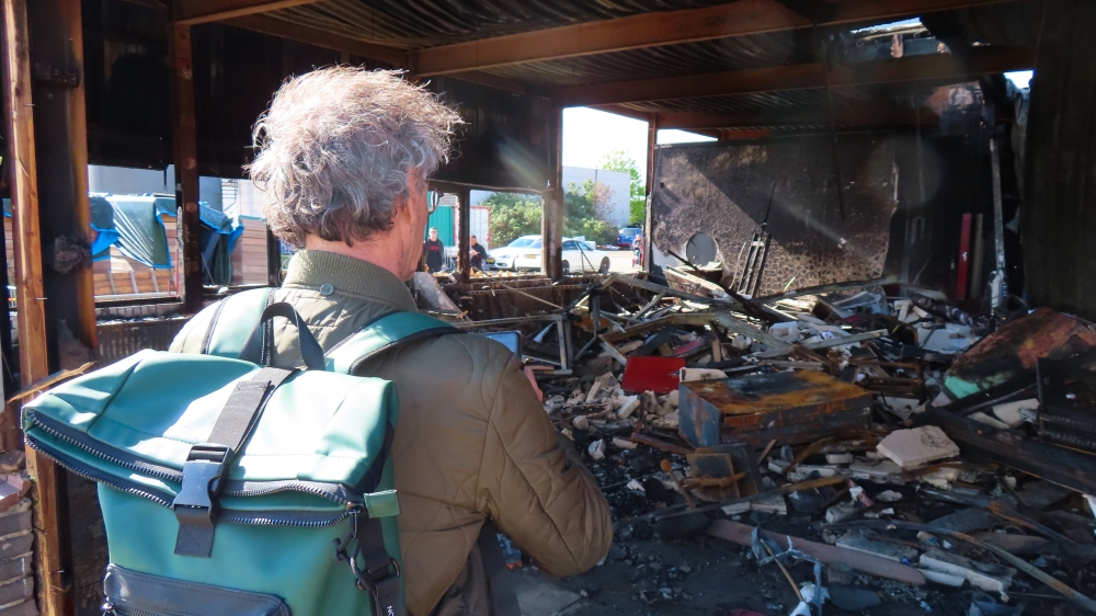 Jan’s atelier brandde volledig af, zijn dochters schieten te hulp
