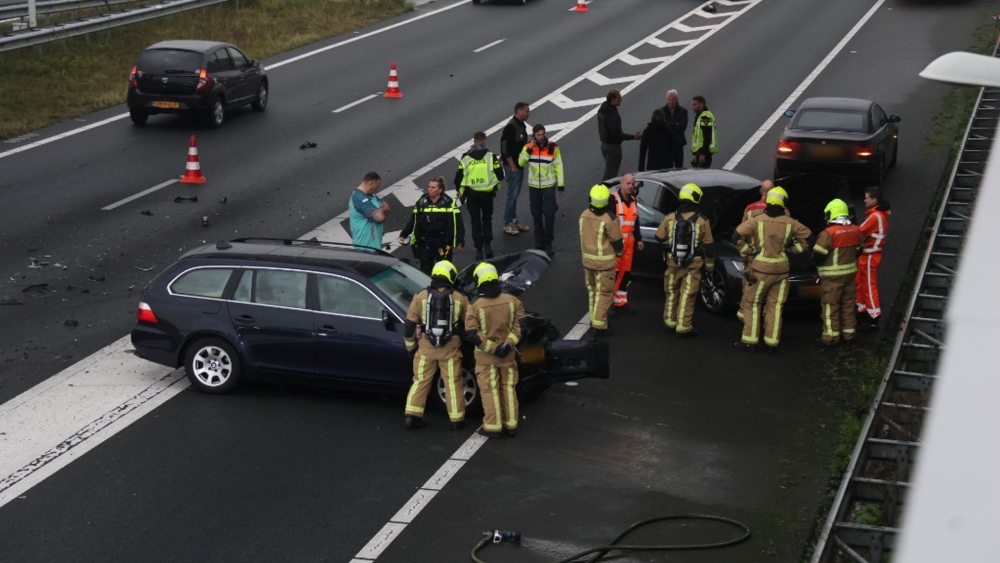 Brokstukken over de A4 bij Ketheltunnel na ongeluk met twee auto&#039;s
