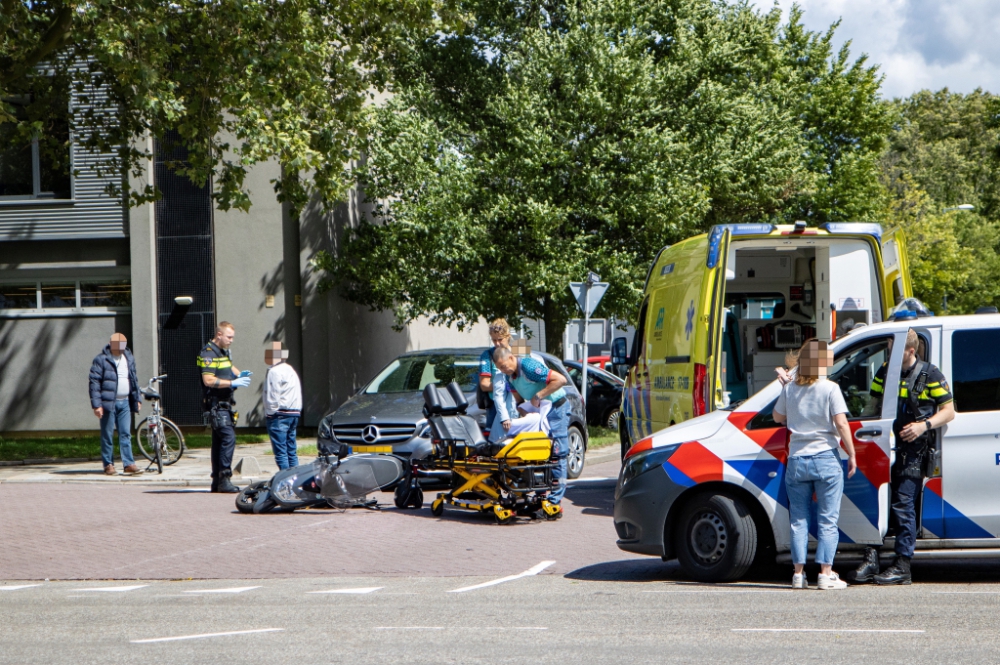 Scooterrijdster raakt gewond bij aanrijding met auto