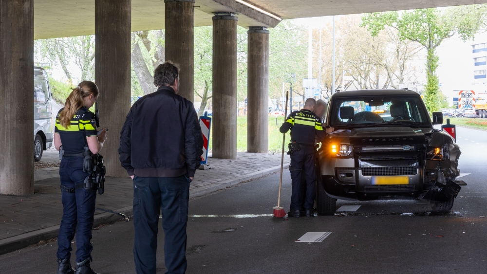 Blikschade na kop-staartbotsing op 's-Gravelandseweg in Schiedam