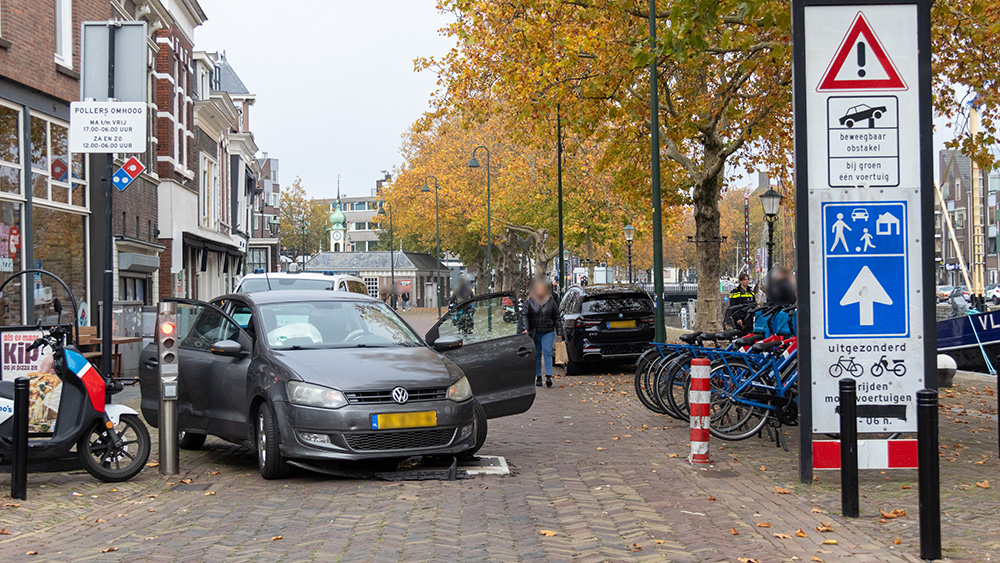 Poller komt omhoog op tijdstip dat op borden staat, auto klapt erop