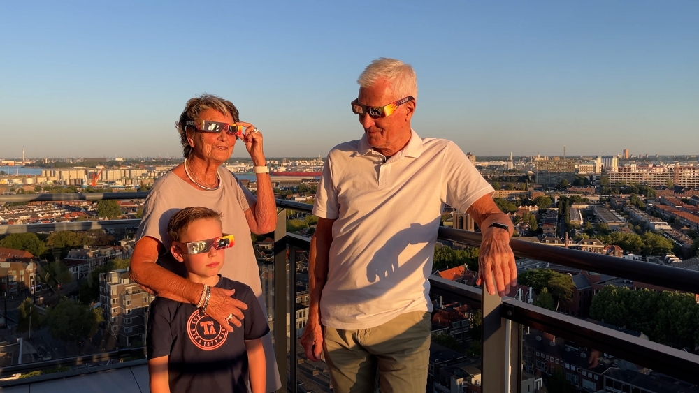 Zo keken Elma en Kees vanaf het hoogste gebouw uit de regio naar de zonsverduistering
