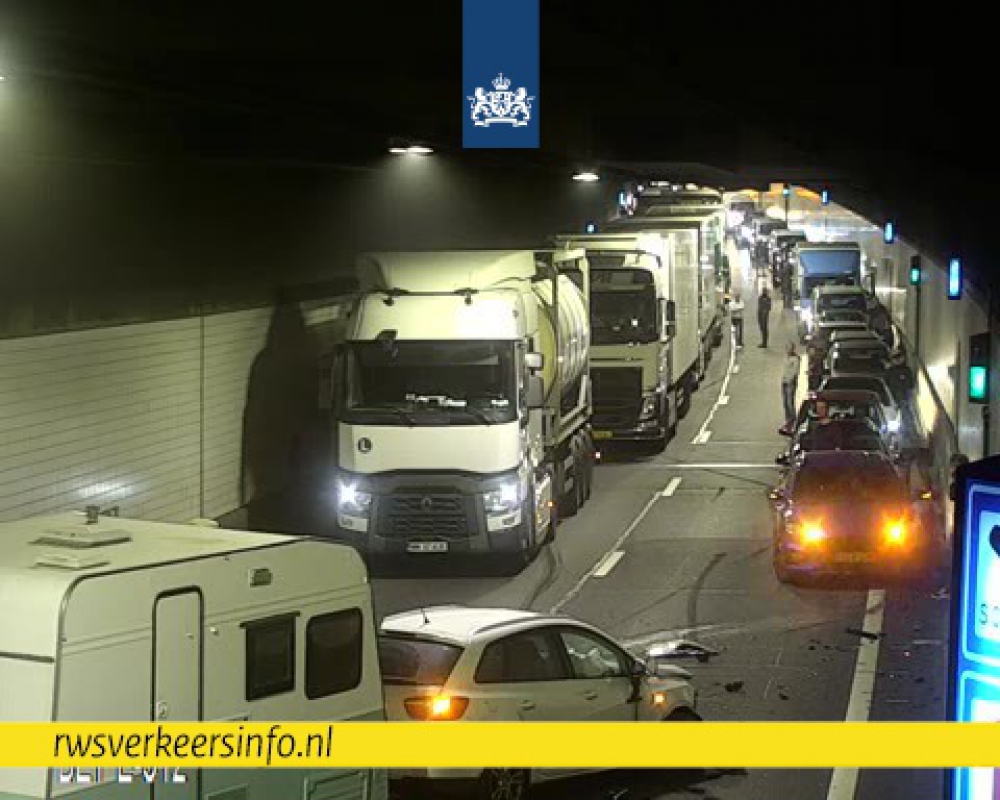 Beneluxtunnel richting noord volledig afgesloten na ongeval