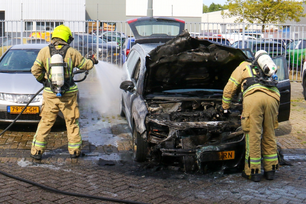Auto zwaar beschadigd door brand aan de Ringersstraat