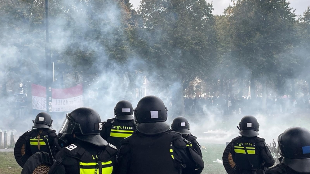 Schiedamse Dennis (50) de cel in voor gooien steen naar ME tijdens Malieveldrellen