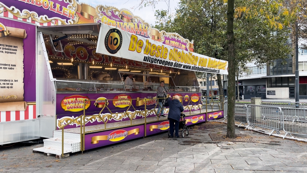 De oliebollenkraam op de Koemarkt is terug: ‘Al vraag naar oliebollen in oktober’