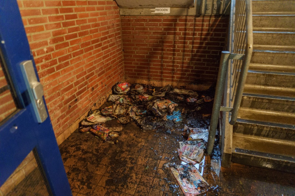 Brand bij entree woningen Duizendguldenkruid in Vlaardingen-Holy