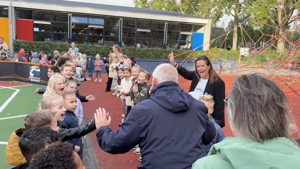 Met een erehaag viert De Klinker veertig jaar meester Hans: 'Dat doet wel wat met je'