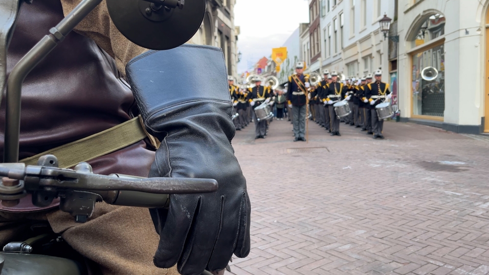 Bevrijdingsoptocht door Schiedam zoals het precies tachtig jaar geleden ook ging